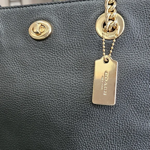Coach Turn-Lock Chain Leather Tote Bag 2022 - Picture 7 of 16